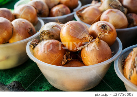 Onions for sale, outdoor farm market display stall Onions for sale, outdoor farm market display stall 127756008