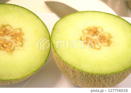 半分にカットしたメロン 127756038