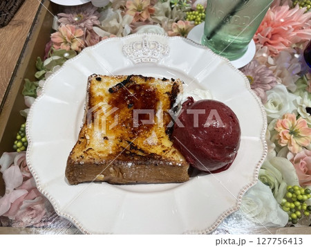 外はカリッと中はフワフワのフレンチトースト 127756413