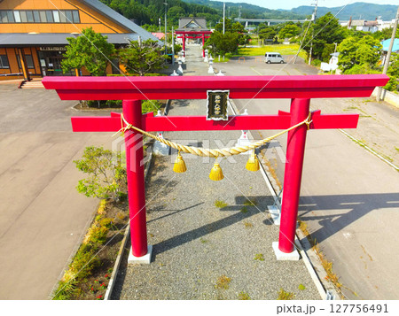 初夏の北海道八雲町で落部八幡宮境内の風景を空撮 127756491