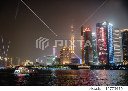 上海　外滩　バンドの夜景　黄浦江ライトアップ 127756594