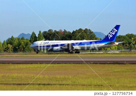 【香川県】離着陸する旅客機、ジェット機(高松空港) 【香川県】離着陸する旅客機、ジェット機(高松空港) 127756734