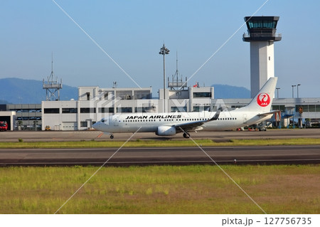 【香川県】離着陸する旅客機、ジェット機（高松空港） 127756735