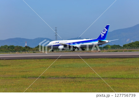 【香川県】離着陸する旅客機、ジェット機(高松空港) 【香川県】離着陸する旅客機、ジェット機(高松空港) 127756739