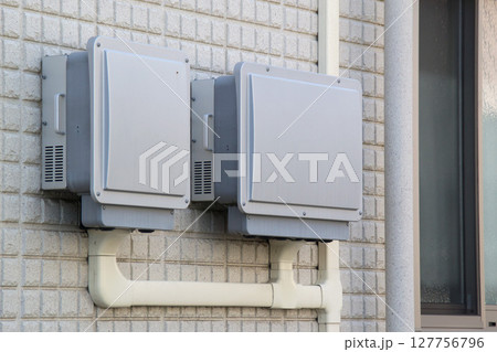 蓄電池　パワーコンディショナー　電気メーター　外壁 127756796