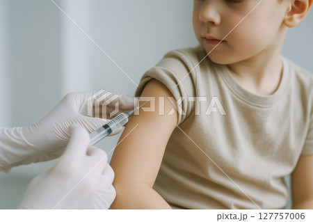 Child receives vaccine injection in upper arm...のイラスト素材 [127757006] - PIXTA