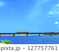 青い空と海に走る電車 127757761
