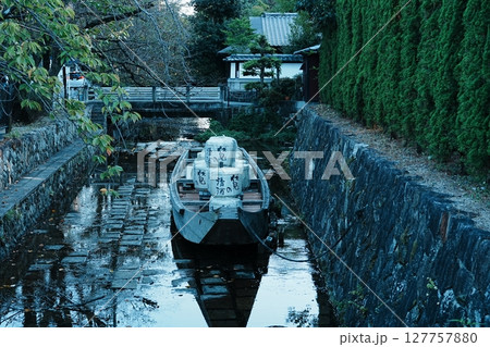 京都 高瀬川一之船入 川に浮かぶ高瀬舟 京都 高瀬川一之船入 川に浮かぶ高瀬舟 127757880