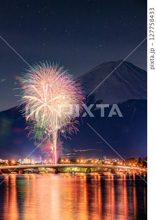 湖畔に映える花火と富士山のシルエット 127758433