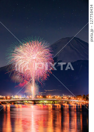 河口湖に咲く冬の花火と荘厳な富士 127758434