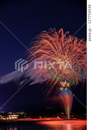 富士山と冬花火の幻想的な瞬間 127758436