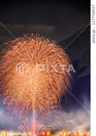 冬の夜空を彩る富士山と花火の饗宴 127758437