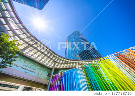 日本の東京都市景観6月22日。高輪ゲートウェイ駅前の高輪ゲートウェイシティなどを望む＝令和7年 127758710