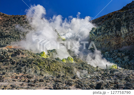 地球の鼓動、噴気立ち昇る火山地帯 地球の鼓動、噴気立ち昇る火山地帯 127758790
