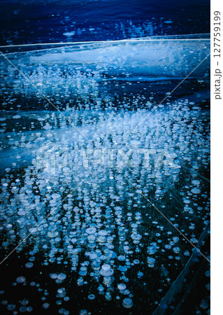 凍った湖に閉じ込められた冬の気泡 127759199