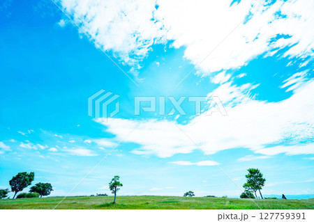 青空と雲と草原 127759391