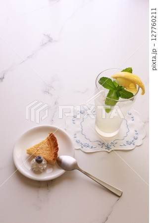レモン水とチーズケーキ 127760211
