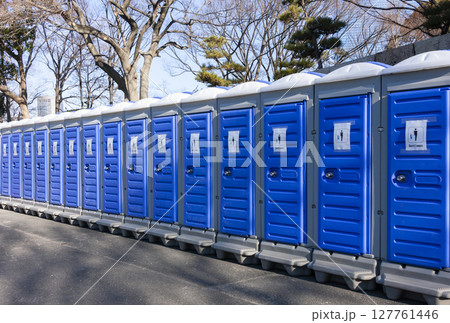 仮設トイレ 127761446