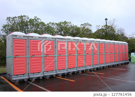 仮設トイレ 127761456
