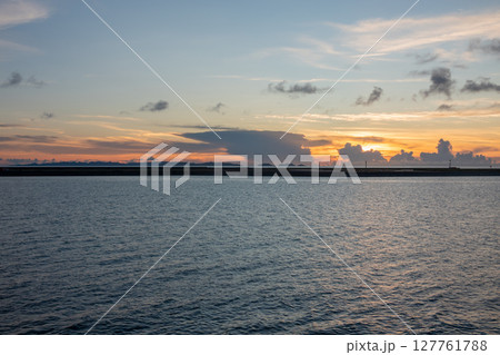 瀬長島ウミカジテラス　沖縄本島の夕日 127761788