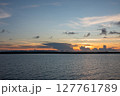 瀬長島ウミカジテラス　沖縄本島の夕日 127761789