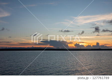 瀬長島ウミカジテラス　沖縄本島の夕日 127761789