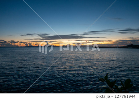 ウミカジテラス 沖縄本島の夕日 ウミカジテラス 沖縄本島の夕日 127761944