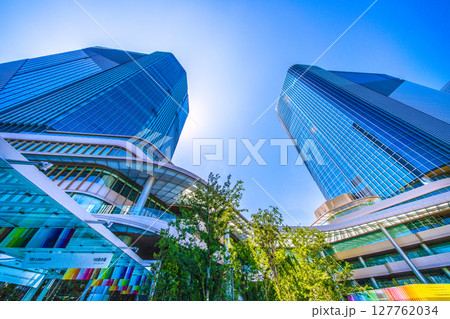 日本の東京都市景観6月22日。高輪ゲートウェイ駅前の高輪ゲートウェイシティなどを望む=令和7年 日本の東京都市景観6月22日。高輪ゲートウェイ駅前の高輪ゲートウェイシティなどを望む=令和7年 127762034