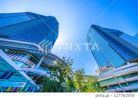 日本の東京都市景観6月22日。高輪ゲートウェイ駅前の高輪ゲートウェイシティなどを望む＝令和7年 127762050