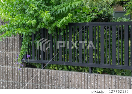庭のフェンス　縦スリット 127762183