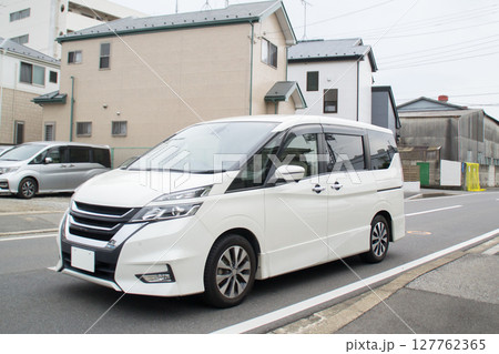 走行中のワンボックスカー ミニバン 走行中のワンボックスカー ミニバン 127762365