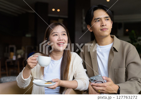 Young happy couple drinking coffee 127763272