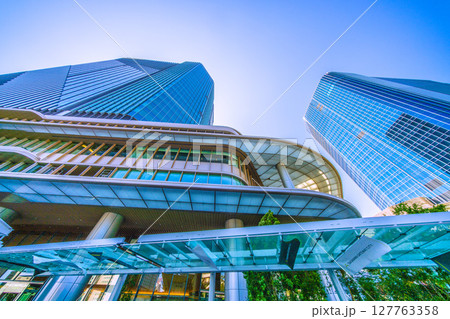 日本の東京都市景観6月22日。高輪ゲートウェイ駅前の高輪ゲートウェイシティなどを望む=令和7年 日本の東京都市景観6月22日。高輪ゲートウェイ駅前の高輪ゲートウェイシティなどを望む=令和7年 127763358