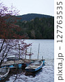 紅葉と湖に浮かぶボート 127763535