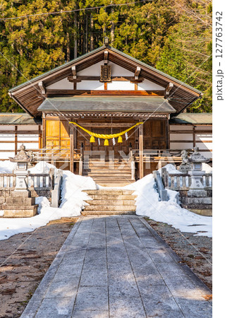 奥飛騨温泉郷の神社 神明神社 拝殿(いで湯まつりの会場)郷土芸能の鶏芸を奉納 岐阜県高山市奥飛騨温泉 奥飛騨温泉郷の神社 神明神社 拝殿(いで湯まつりの会場)郷土芸能の鶏芸を奉納 岐阜県高山市奥飛騨温泉 127763742