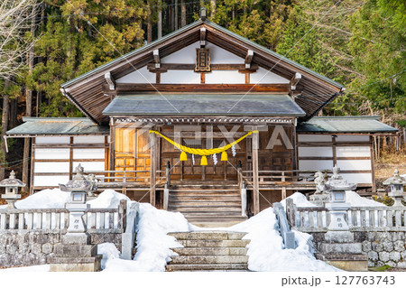 奥飛騨温泉郷の神社　神明神社　拝殿（いで湯まつりの会場）郷土芸能の鶏芸を奉納　岐阜県高山市奥飛騨温泉 127763743