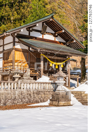 奥飛騨温泉郷の神社 神明神社 拝殿(いで湯まつりの会場)郷土芸能の鶏芸を奉納 岐阜県高山市奥飛騨温泉 奥飛騨温泉郷の神社 神明神社 拝殿(いで湯まつりの会場)郷土芸能の鶏芸を奉納 岐阜県高山市奥飛騨温泉 127763746