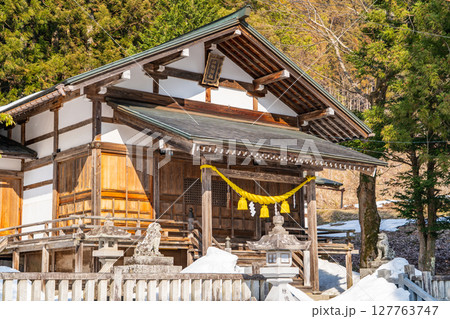 奥飛騨温泉郷の神社 神明神社 拝殿(いで湯まつりの会場)郷土芸能の鶏芸を奉納 岐阜県高山市奥飛騨温泉 奥飛騨温泉郷の神社 神明神社 拝殿(いで湯まつりの会場)郷土芸能の鶏芸を奉納 岐阜県高山市奥飛騨温泉 127763747