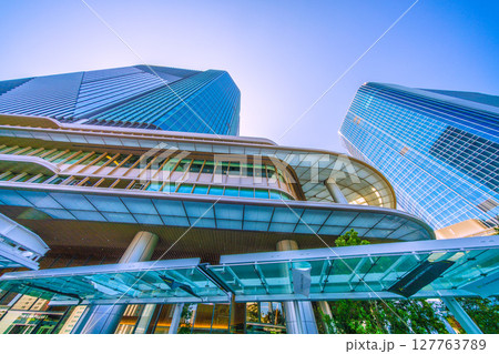 日本の東京都市景観6月22日。高輪ゲートウェイ駅前の高輪ゲートウェイシティなどを望む＝令和7年 127763789