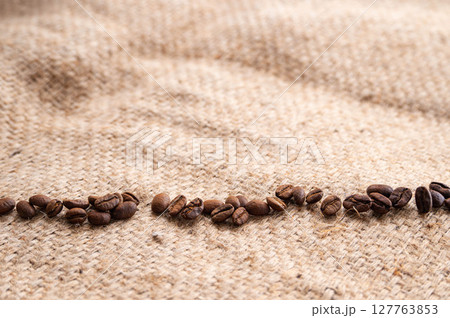 並んだコーヒー豆 127763853