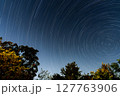 ざわめく木々と周る星 127763906