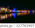 街のイルミネーションが反射する海（玉ボケ写真） 127763907