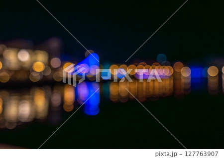 街のイルミネーションが反射する海(玉ボケ写真) 街のイルミネーションが反射する海(玉ボケ写真) 127763907