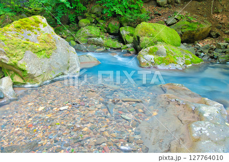 栃木県那須塩原市　青い川が流れるスッカン沢 127764010