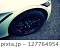 白いスポーツカーの黒いホイール 127764954