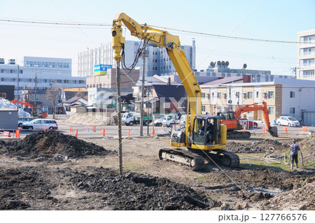 建築現場で地盤改良工事中のアースオーガ― 127766576