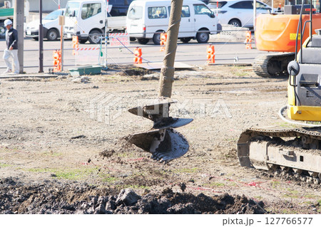 建築現場で地盤改良工事中のアースオーガ― 127766577