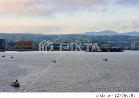 宍道湖 早朝のシジミ漁 宍道湖 早朝のシジミ漁 127766595