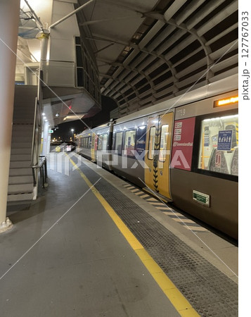 静寂に包まれた夜の駅 – クイーンズランド鉄道の美学 127767033