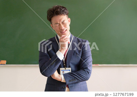 厳しい表情を見せる男性教師 127767199